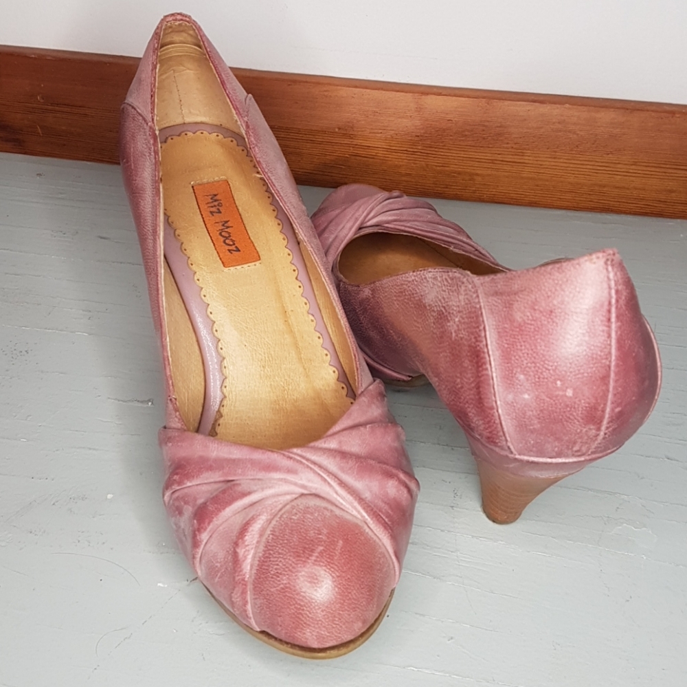 Purple leather pump